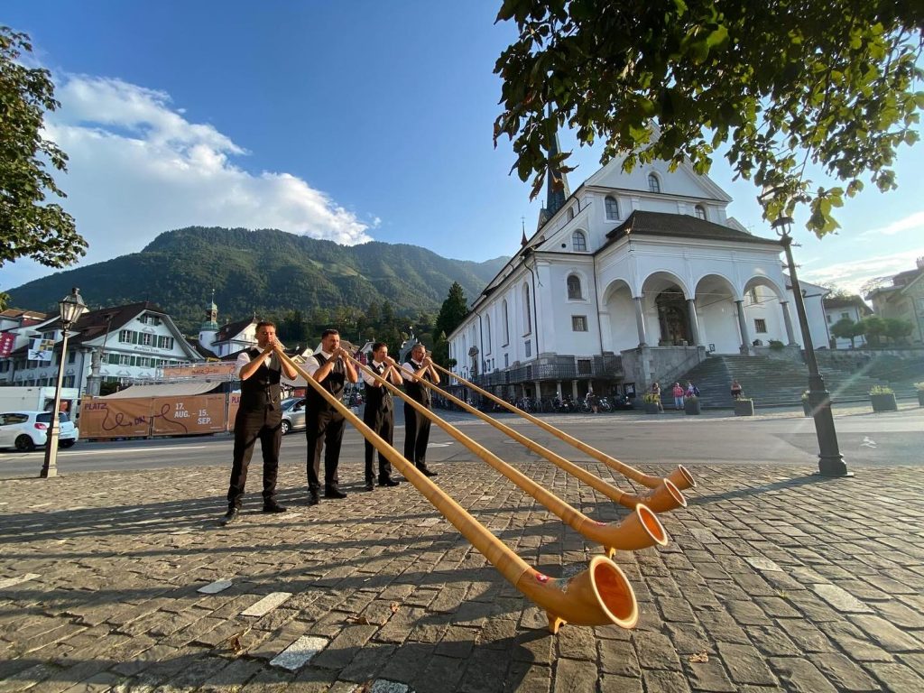 Diä Alphorn-Artiste unterwegs